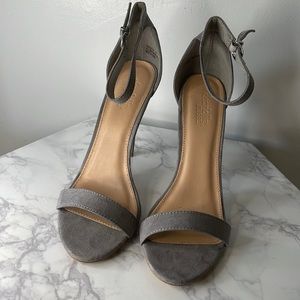 GREY ANKLE STRAP HEEL SIZE 8